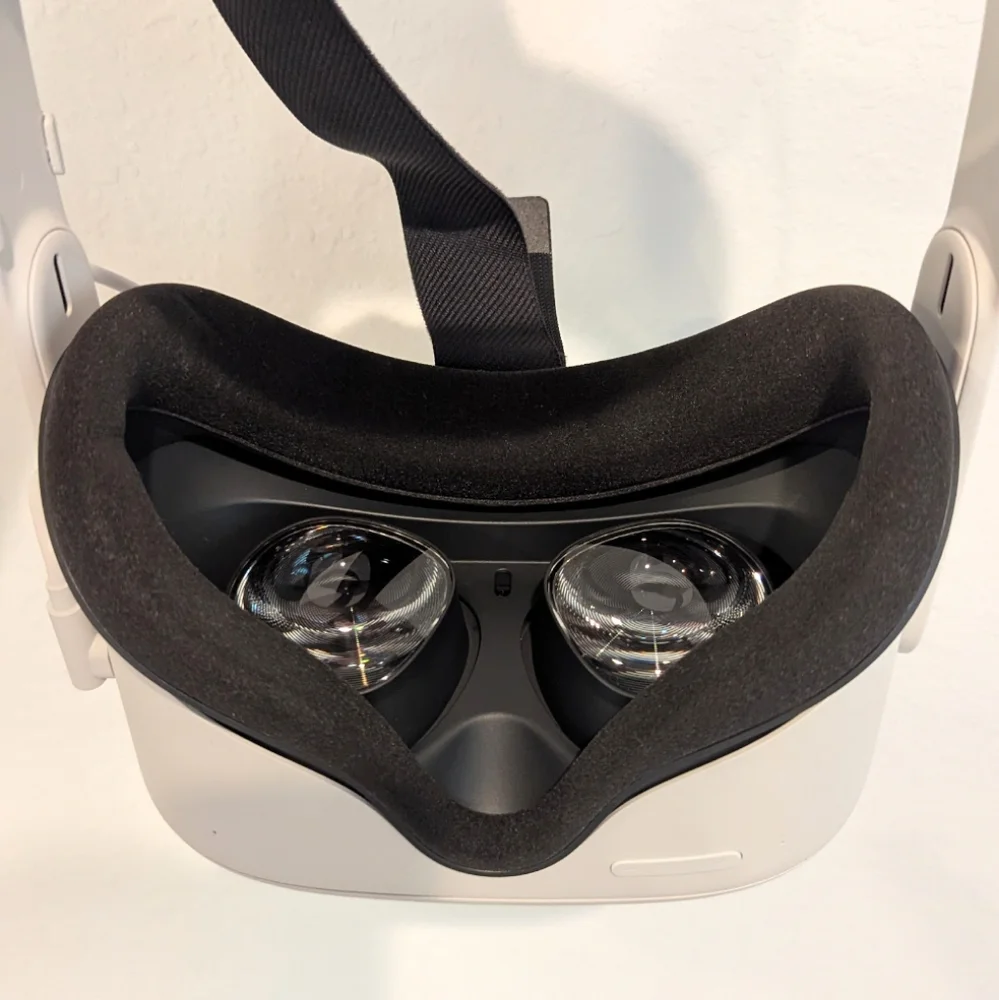 Oculus White Standalone VR Headset with Adjustable Straps